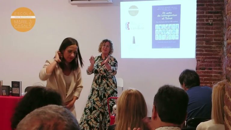 Descubre el arte de interpretar el tarot con expertos en la materia