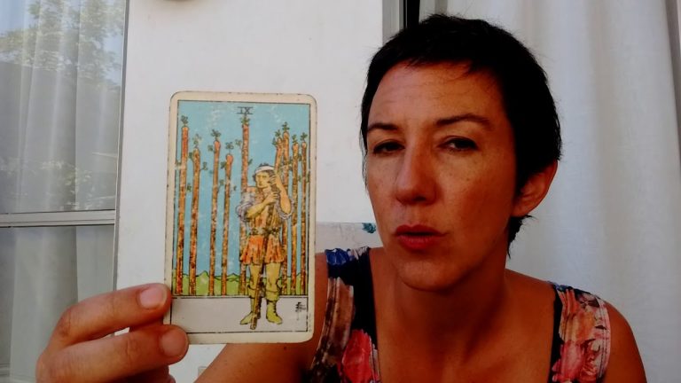 Descubre el significado del 9 de bastos en el tarot y cómo puede influir en tu vida